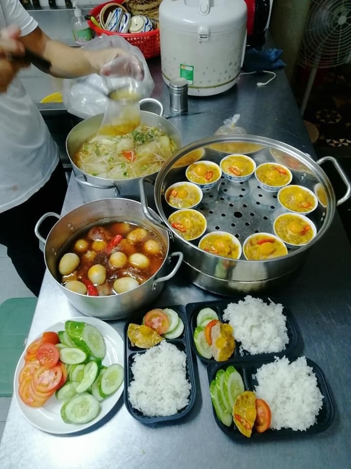 Người nghèo cùng nấu ngàn bữa cơm cho người nghèo ở TP HCM - Ảnh 8.