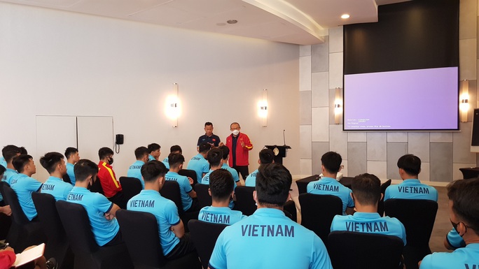 Chùm ảnh đội tuyển Việt Nam học luật trước trận đấu với Indonesia - Ảnh 2.