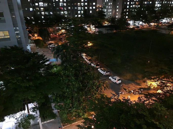 TP HCM: Phong tỏa trong đêm 2 tòa nhà chung cư, xét nghiệm khẩn 1.000 cư dân - Ảnh 4.