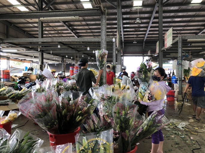 Chợ hoa Đầm Sen mong được sớm mở cửa trở lại - Ảnh 1.