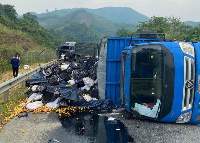 Tai nạn liên hoàn trên cao tốc Nội Bài - Lào Cai, giao thông tê liệt nhiều giờ - Ảnh 1.