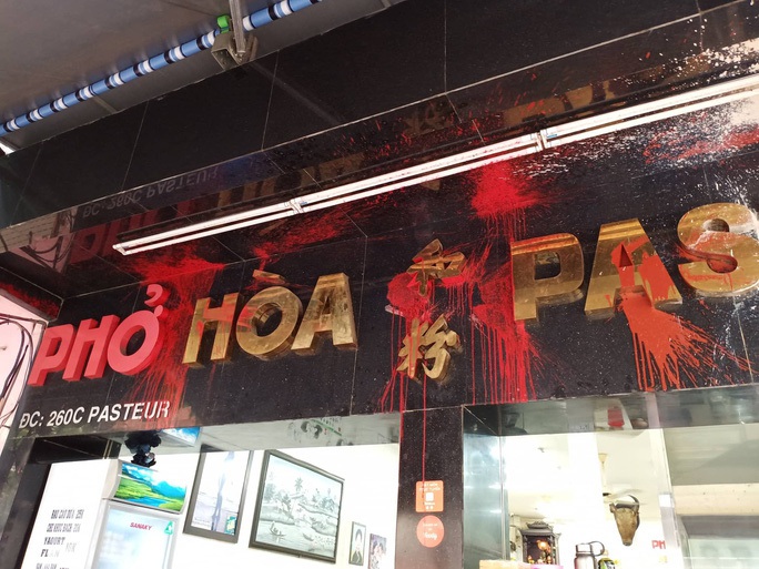 Vào quán phở nổi tiếng ở TP HCM bỏ gián vào tô phở để rồi... lãnh đủ! - Ảnh 1.