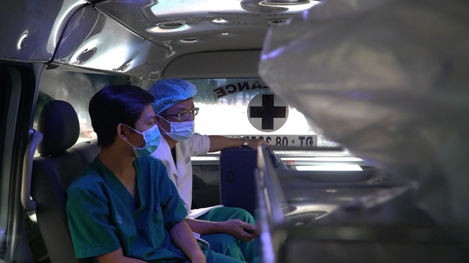Chiến sĩ công an mắc Covid-19 chuyển sang Bệnh viện Chợ Rẫy điều trị, đặt ECMO - Ảnh 1.
