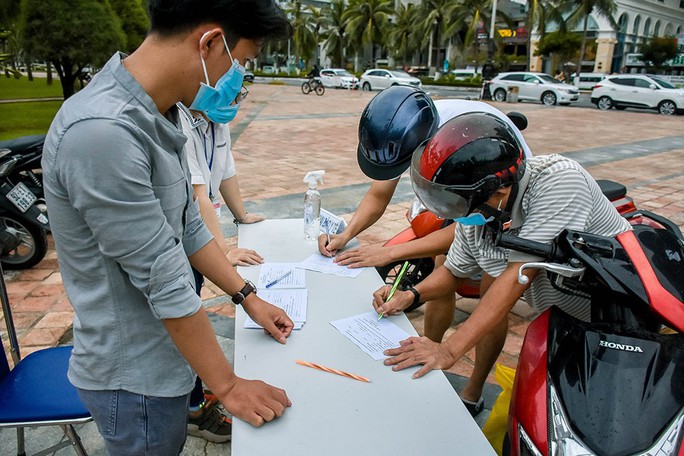 Người Đà Nẵng trong ngày hàng quán, bãi tắm được mở cửa trở lại - Ảnh 6.