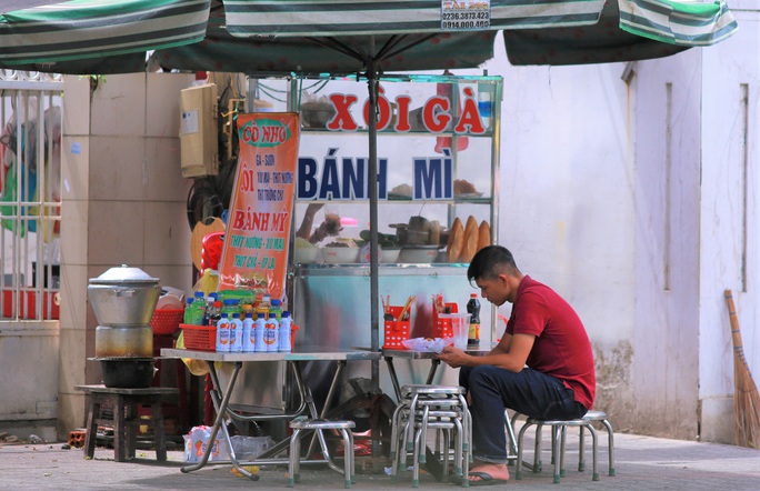 Người Đà Nẵng trong ngày hàng quán, bãi tắm được mở cửa trở lại - Ảnh 4.