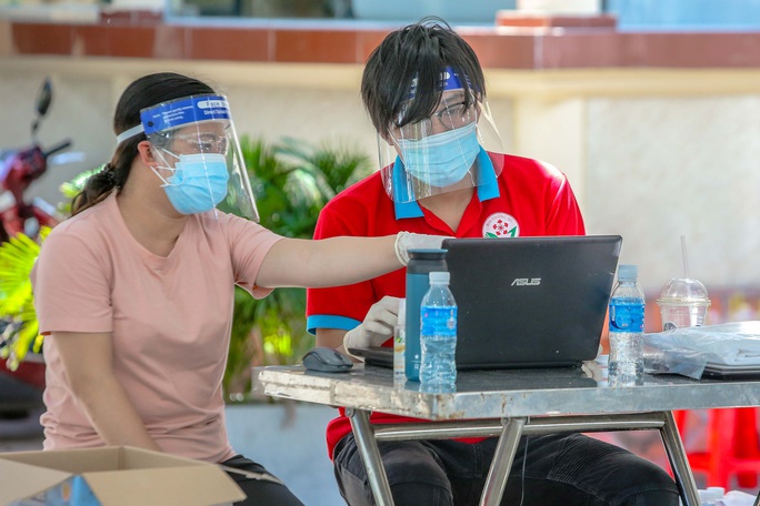 TP HCM bắt đầu lấy mẫu xét nghiệm Covid-19 diện rộng - Ảnh 4. TP HCM bắt đầu lấy mẫu xét nghiệm Covid-19 diện rộng - Ảnh 4.