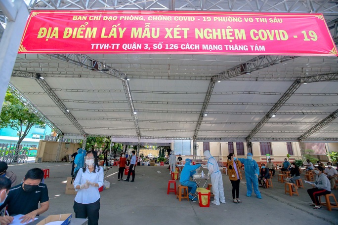 TP HCM bắt đầu lấy mẫu xét nghiệm Covid-19 diện rộng - Ảnh 1. TP HCM bắt đầu lấy mẫu xét nghiệm Covid-19 diện rộng - Ảnh 1.
