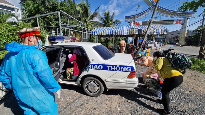 Xe nào được phép chạy vào vùng giãn cách ở TP HCM? - Ảnh 1. Xe nào được phép chạy vào vùng giãn cách ở TP HCM? - Ảnh 1.