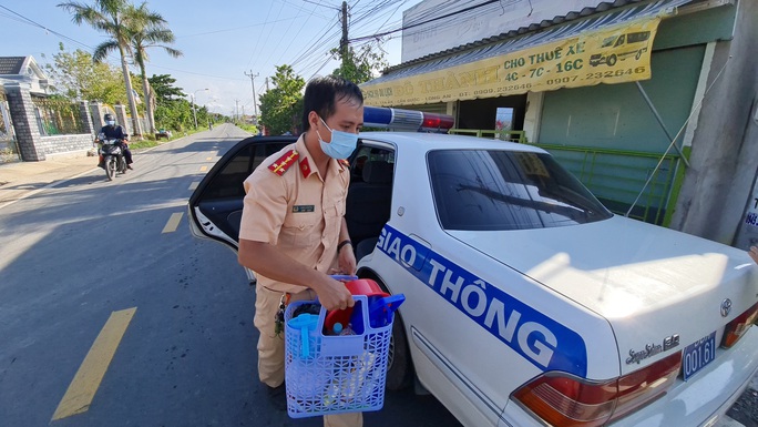 Đang xin qua chốt kiểm tra thấy vợ sinh liền đặt tên con là “Cô Vy” - Ảnh 6.