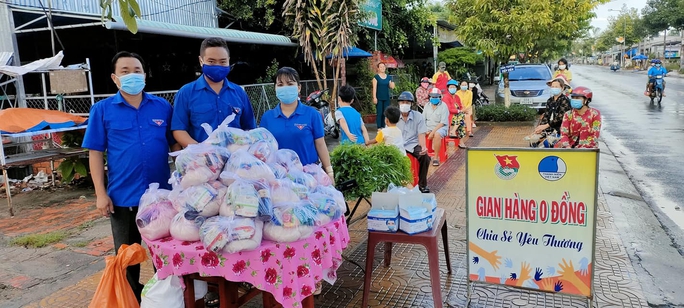 Nhiều gian hàng 0 đồng ấm lòng người nghèo mùa dịch - Ảnh 2.