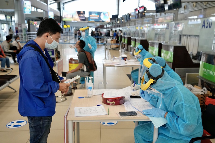 Xét nghiệm nhanh Covid-19 cho hành khách đi TP HCM tại sân bay Nội Bài - Ảnh 7.