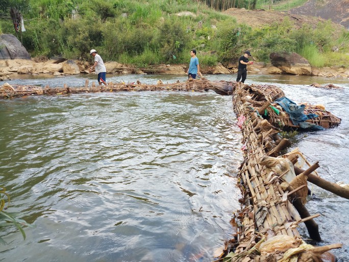 Dùng aruung bắt cá để bảo vệ môi trường - Ảnh 2. Dùng aruung bắt cá để bảo vệ môi trường - Ảnh 2.