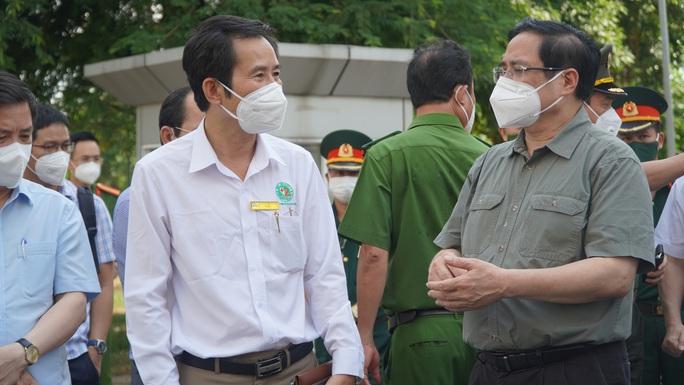 Thủ tướng Phạm Minh Chính trực tiếp kiểm tra chống dịch tại TP HCM - Ảnh 5.