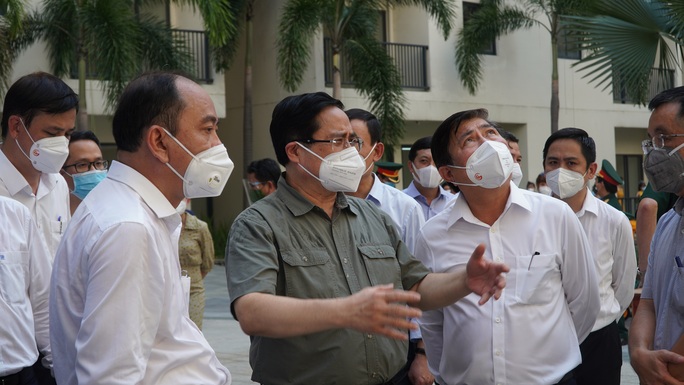 Thủ tướng Phạm Minh Chính trực tiếp kiểm tra chống dịch tại TP HCM - Ảnh 2.