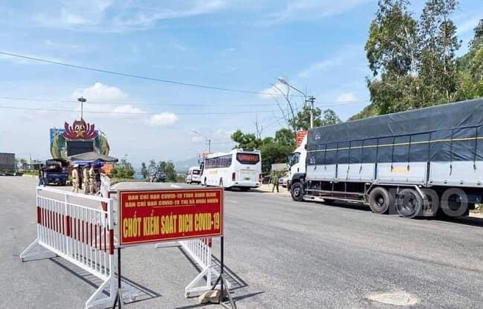 Bình Định: “Bắt quả tang” thanh niên trốn trong cốp xe con để qua chốt kiểm soát dịch - Ảnh 1.