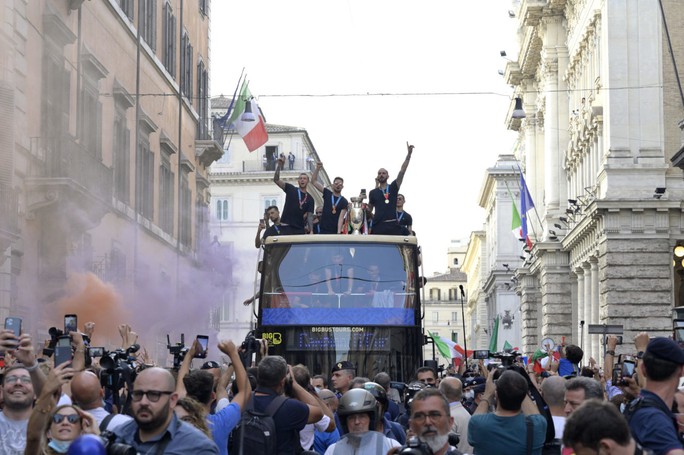 Ngày về vinh quy bái tổ của tuyển Ý sau chức vô địch Euro 2020 - Ảnh 18.
