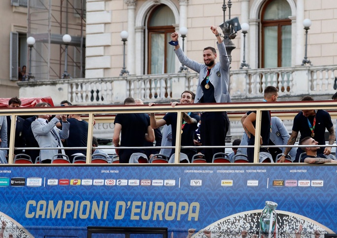 Ngày về vinh quy bái tổ của tuyển Ý sau chức vô địch Euro 2020 - Ảnh 16.