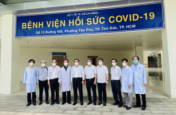 Bí thư Thành ủy TP HCM, Thứ trưởng Bộ Y tế thăm Bệnh viện Hồi sức Covid-19 - Ảnh 1.