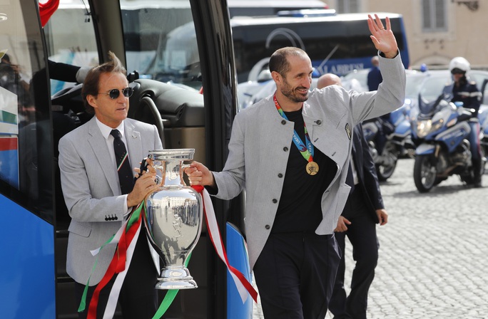 Ngày về vinh quy bái tổ của tuyển Ý sau chức vô địch Euro 2020 - Ảnh 4.