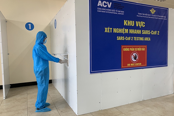 Khánh Hòa: Miễn phí xét nghiệm SAR-CoV-2 cho khách tại Sân bay Cam Ranh - Ảnh 1.