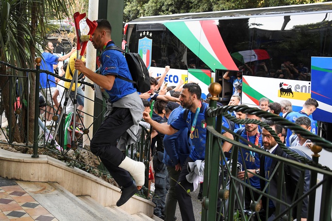 Ngày về vinh quy bái tổ của tuyển Ý sau chức vô địch Euro 2020 - Ảnh 5.