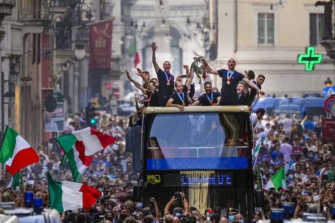 Ngày về vinh quy bái tổ của tuyển Ý sau chức vô địch Euro 2020 - Ảnh 13.