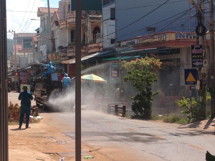 Khởi tố vụ án thanh niên đang cách ly vẫn đi ăn giỗ, thăm người yêu, xem đá bóng - Ảnh 1. Khởi tố vụ án thanh niên đang cách ly vẫn đi ăn giỗ, thăm người yêu, xem đá bóng - Ảnh 1.