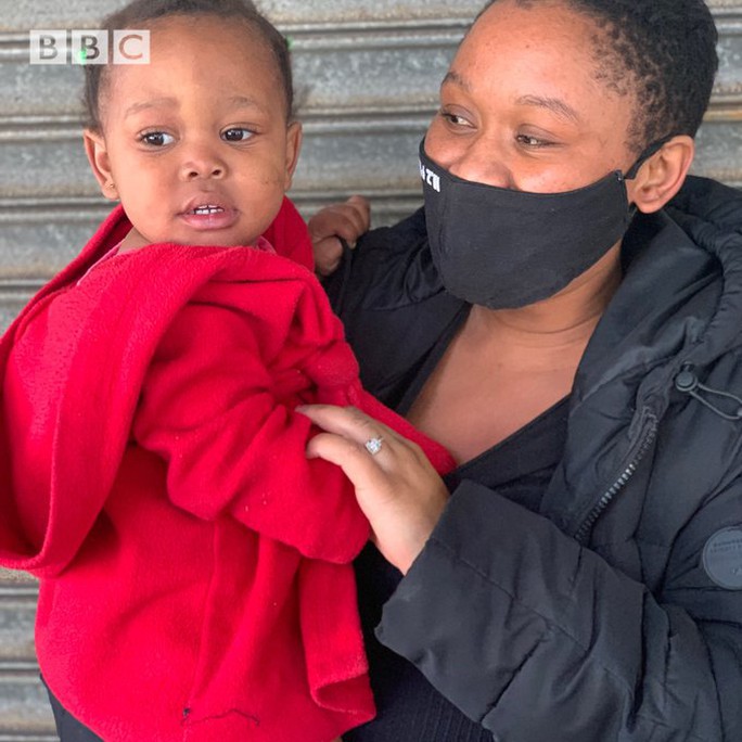 Nam Phi: Nhà cao tầng bị đốt cháy, mẹ tuyệt vọng ném con 2 tuổi xuống - Ảnh 3.