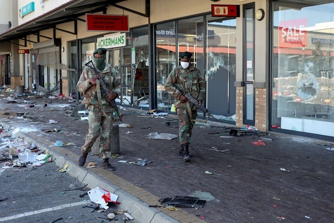 Nam Phi: Biểu tình lan rộng thành bạo loạn thảm khốc - Ảnh 5.