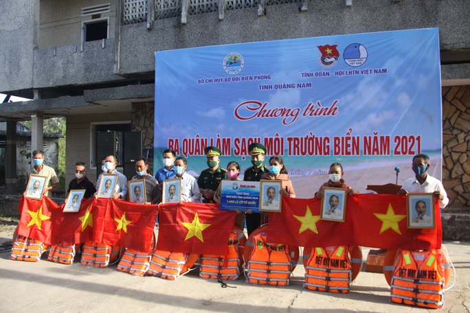 Cờ Tổ quốc đến với ngư dân Quảng Nam - Ảnh 1.