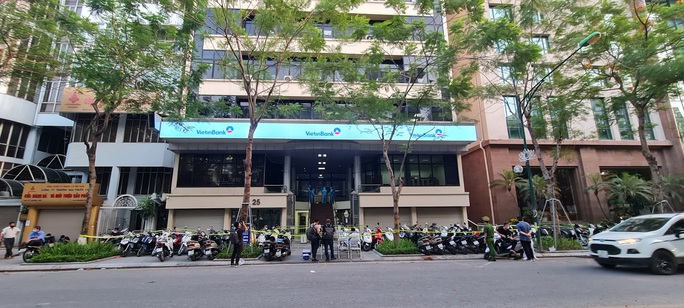 CLIP: Cận cảnh phong toả chi nhánh ngân hàng Vietinbank ở trung tâm Hà Nội - Ảnh 10.
