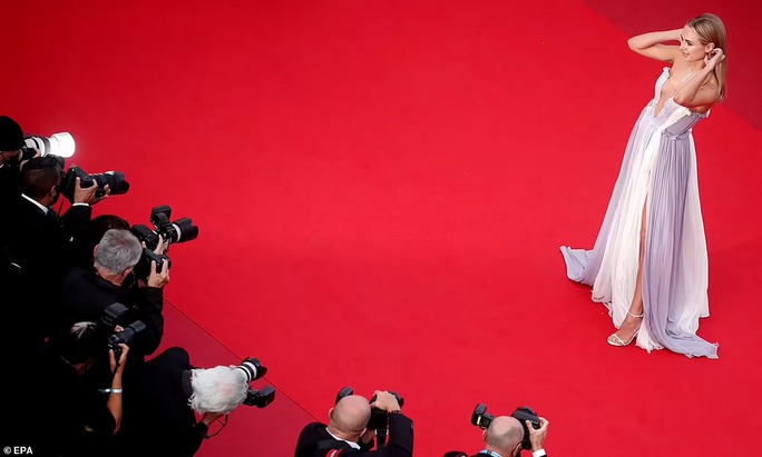 Minh tinh Kimberley Garner khoe vòng ba trên thảm đỏ Cannes 2021 - Ảnh 2.