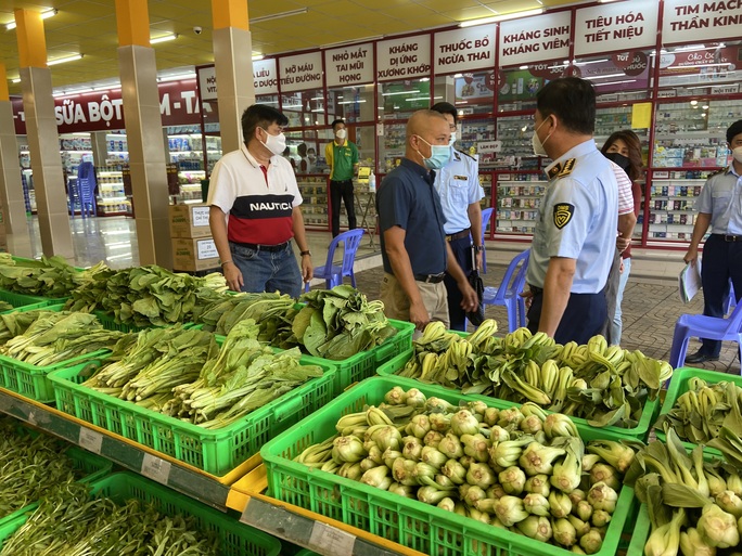 QLTT kiểm tra giá bán hàng hóa tại Bách Hóa Xanh - Ảnh 3.