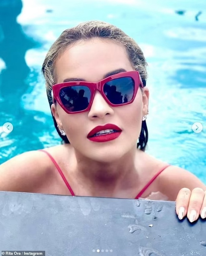 Rita Ora tung ảnh bikini “nhức mắt” - Ảnh 2.