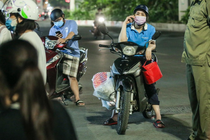 CLIP: Phong toả, lấy mẫu xét nghiệm Covid-19 trong con ngõ có ca F1 thành F0 - Ảnh 11.