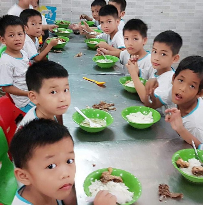 Ấm lòng triệu bữa ăn dinh dưỡng cho trẻ em nghèo mùa dịch Covid-19 - Ảnh 1. Ấm lòng triệu bữa ăn dinh dưỡng cho trẻ em nghèo mùa dịch Covid-19 - Ảnh 1.