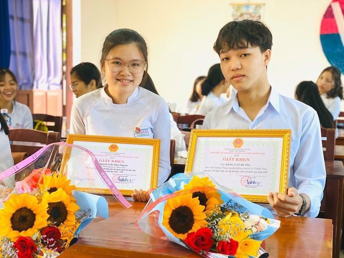 Cậu học trò nghèo ở Quảng Nam đạt điểm 10 môn Ngữ văn - Ảnh 1.