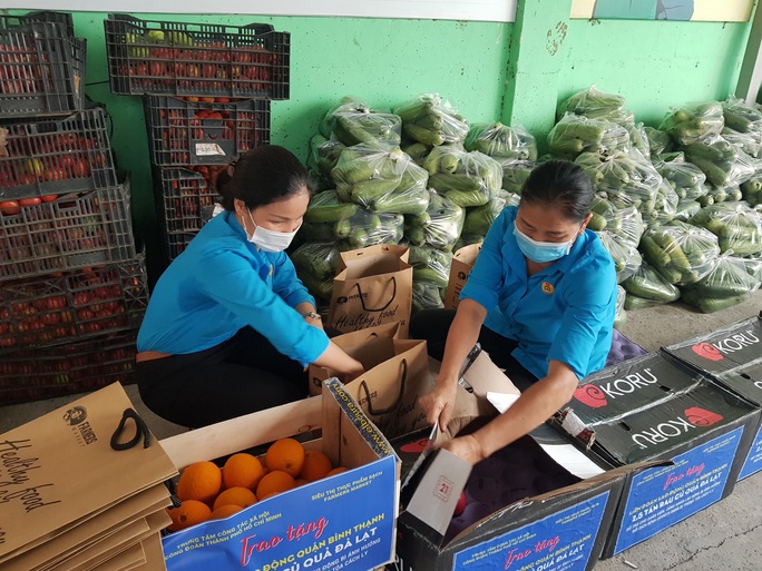 Bà con nông dân tỉnh Lâm Đồng tặng rau củ quả cho người lao động bị cách ly  - Ảnh 4.