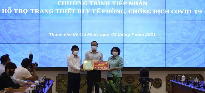 Trong một buổi sáng, TP HCM nhận được gần 300 tỉ đồng ủng hộ chống dịch Covid-19 - Ảnh 1. Trong một buổi sáng, TP HCM nhận được gần 300 tỉ đồng ủng hộ chống dịch Covid-19 - Ảnh 1.