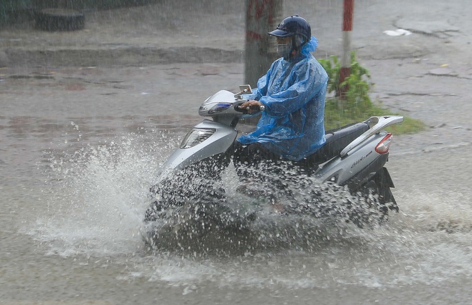 CLIP: Người dân Hà Nội vật lộn trong cơn mưa lớn trắng trời - Ảnh 8.
