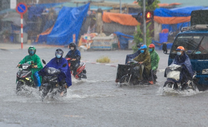 CLIP: Người dân Hà Nội vật lộn trong cơn mưa lớn trắng trời - Ảnh 7.