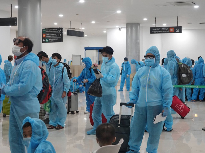 Vỡ òa niềm vui trên chuyến bay miễn phí từ TP HCM về quê Bình Định tránh dịch - Ảnh 2.