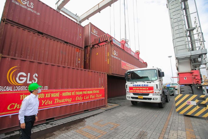Gần 300 tấn nhu yếu phẩm ủng hộ người dân Thành phố Hồ Chí Minh đã đến Cảng Bến Nghé - Ảnh 5.