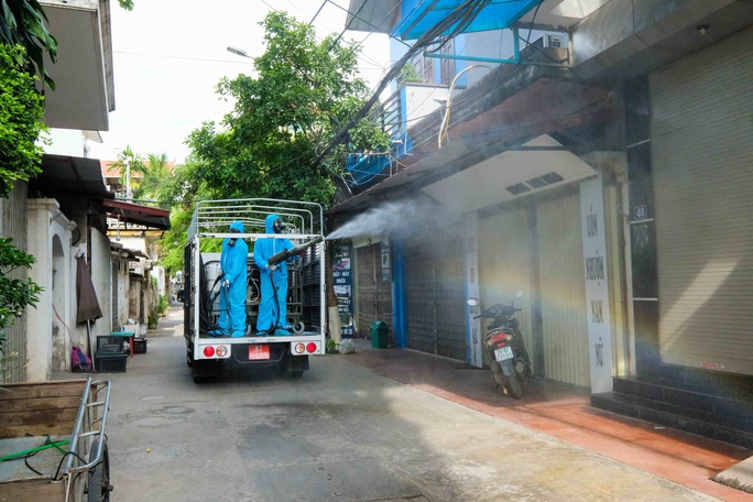 CLIP: Phun khử khuẩn toàn bộ thị trấn Quốc Oai sau khi phát hiện 22 ca Covid-19 và hàng trăm F1 - Ảnh 11. CLIP: Phun khử khuẩn toàn bộ thị trấn Quốc Oai sau khi phát hiện 22 ca Covid-19 và hàng trăm F1 - Ảnh 11.