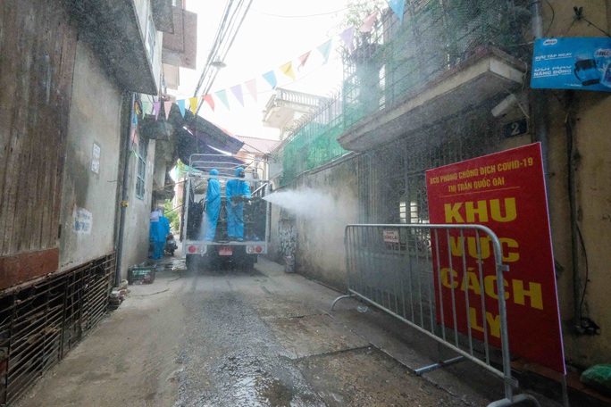 CLIP: Phun khử khuẩn toàn bộ thị trấn Quốc Oai sau khi phát hiện 22 ca Covid-19 và hàng trăm F1 - Ảnh 8. CLIP: Phun khử khuẩn toàn bộ thị trấn Quốc Oai sau khi phát hiện 22 ca Covid-19 và hàng trăm F1 - Ảnh 8.
