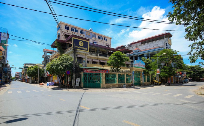CLIP: Phun khử khuẩn toàn bộ thị trấn Quốc Oai sau khi phát hiện 22 ca Covid-19 và hàng trăm F1 - Ảnh 13. CLIP: Phun khử khuẩn toàn bộ thị trấn Quốc Oai sau khi phát hiện 22 ca Covid-19 và hàng trăm F1 - Ảnh 13.