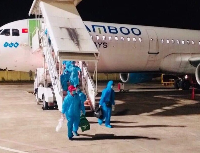Vỡ òa niềm vui trên chuyến bay miễn phí từ TP HCM về quê Bình Định tránh dịch - Ảnh 1.
