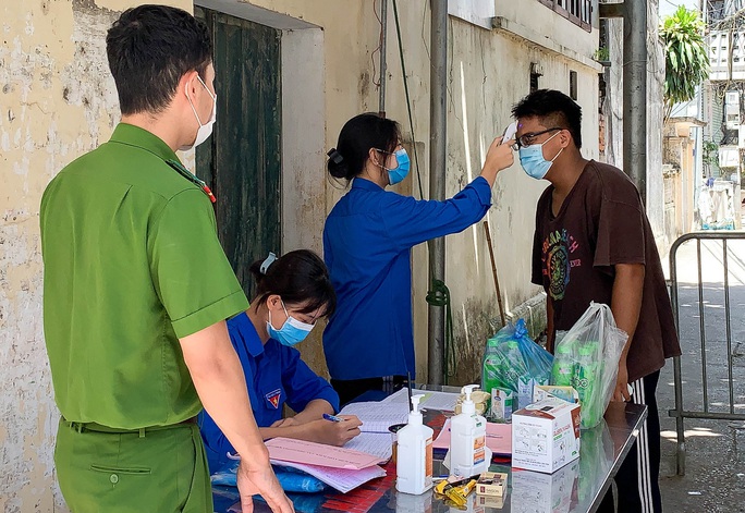 CLIP: Phun khử khuẩn toàn bộ thị trấn Quốc Oai sau khi phát hiện 22 ca Covid-19 và hàng trăm F1 - Ảnh 12. CLIP: Phun khử khuẩn toàn bộ thị trấn Quốc Oai sau khi phát hiện 22 ca Covid-19 và hàng trăm F1 - Ảnh 12.