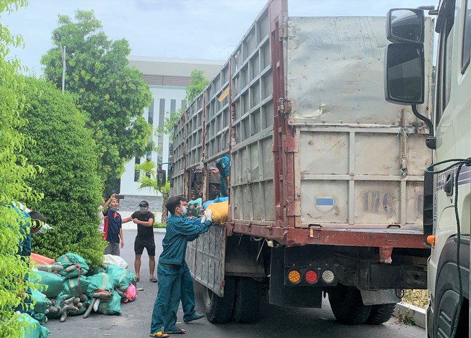 1.500 tấn hàng của người dân Thanh Hóa lên tàu biển vào TP HCM - Ảnh 2. 1.500 tấn hàng của người dân Thanh Hóa lên tàu biển vào TP HCM - Ảnh 2.