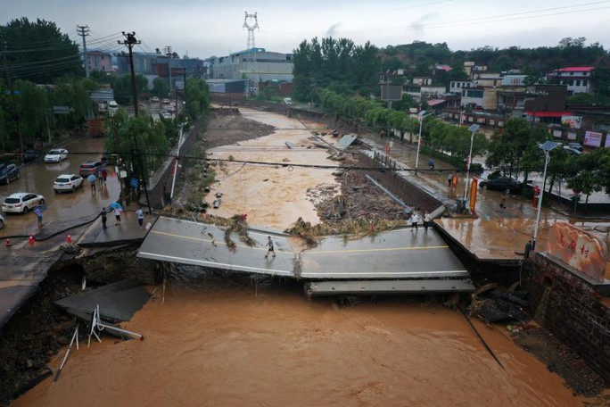 Những hình ảnh đáng quên sau lũ lụt kinh khủng ở Trung Quốc - Ảnh 7.